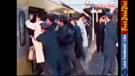 Video: Cảnh nhồi nhét khi đi tàu điện ngầm ở Nhật Bản