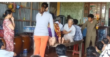 Bắt quả tang thầy lang lên 'đồng', chữa bệnh bằng...nước lã ở miền Tây