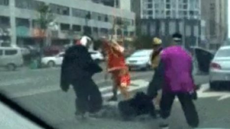 4 thầy trò 'Đường Tăng' đánh hội đồng một nam thanh niên