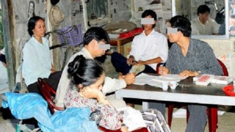 Sự thật phía sau nữ đại gia đeo kín vàng từ cổ đến chân