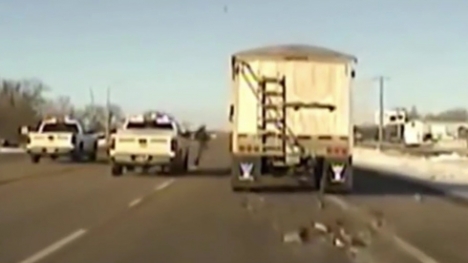 Cảnh sát Mỹ nhảy lên cứu xe tải mất lái