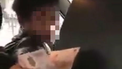 Video: Tài xế taxi liên tục xin lỗi khách vì bị phát hiện gian lận tiền cước