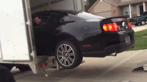 Video: Phá xe khi đưa ôtô vào thùng xe tải