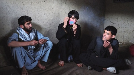 Cuộc đời bị ruồng bỏ của những cậu bé mặc váy mua vui ở Afghanistan