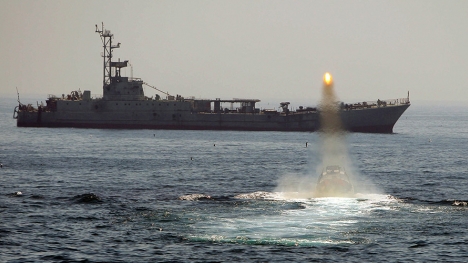 Video: Iran bắn tên lửa gần tàu sân bay Mỹ