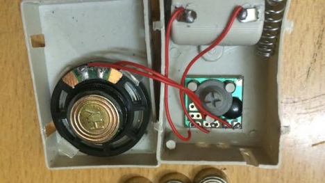 Thợ Hà Nội 'bó tay' trước thiết bị lạ mang nhãn 'made in China' trong mũ