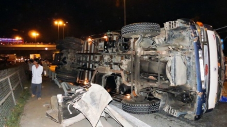 Xe tải tuột dốc cầu Mỹ Thuận, cán 4 người thương vong