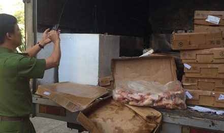 Kinh hãi  400kg gà hôi thối chuẩn bị mang tiêu thụ