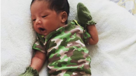 Facebook sao Việt: Ngọc Quyên khoe hình ảnh con trai mặc áo lính