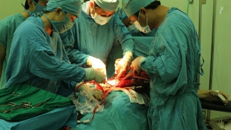 Phẫu thuật cắt khối u xơ tử cung nặng 3 kg