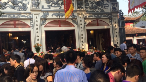 Đầu năm hàng nghìn người chen chân đi lễ Phủ Tây Hồ cầu tài lộc