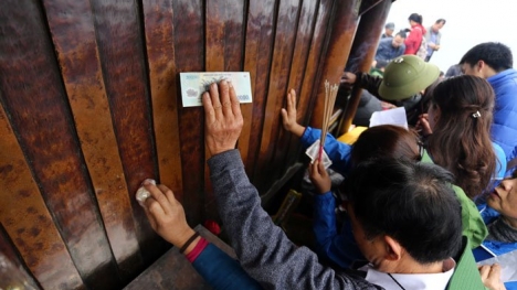 Video: Dân thi nhau dùng tiền “đánh bóng” chùa Đồng trên đỉnh Yên Tử