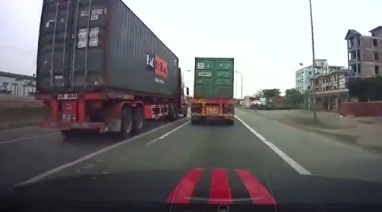 Xe container chạy ẩu thoát chết trong gang tấc
