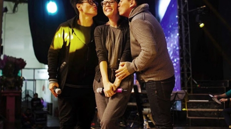 Thu Phương ngượng ngùng khi Lam Trường và Hà Anh Tuấn hôn         