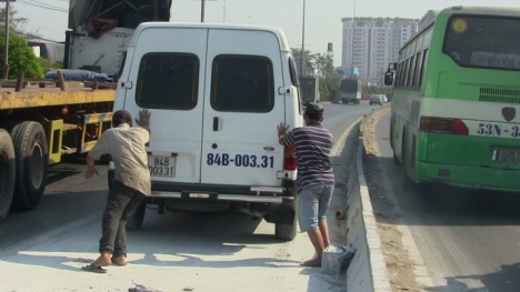 Ôtô đang chạy bốc cháy, hành khách vội vã phá cửa thoát thân