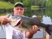 Người đàn ông dùng tay không câu cá 'khủng'