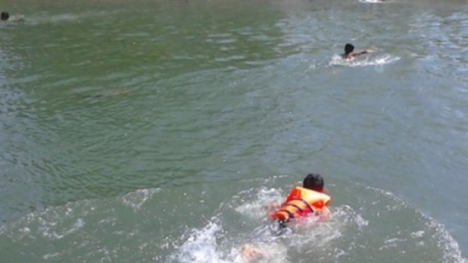 Hai trẻ em mất tích khi đi tắm sông