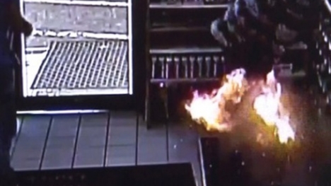 Video: Hoảng hồn vì thuốc lá điện tử phát nổ trong túi quần