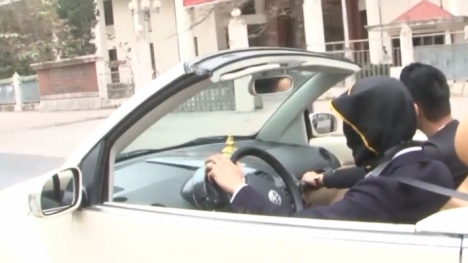 Video: Nam thanh niên bịt mắt lái ôtô mui trần trên phố Hà Nội