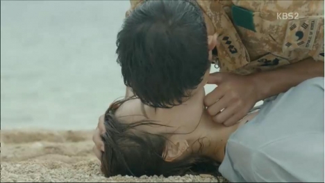 'Hậu Duệ Của Mặt Trời' tập 5: Song Joong Ki: 'Tôi nên xin lỗi em hay tỏ tình với em đây' 