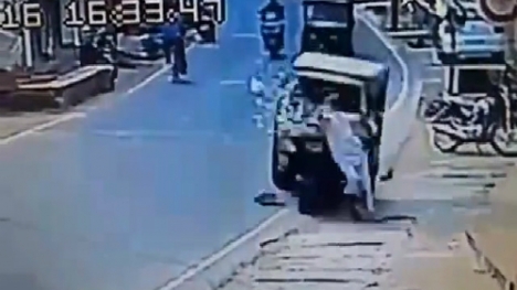 Xe lam đâm chết người đi bộ 