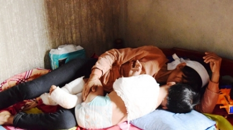 Cậu bé 3 tuổi bỗng chốc mất cả cha lẫn mẹ vì tai nạn kinh hoàng