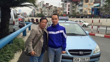 Hành động “lạ” của tài xế xe taxi với vị cựu danh thủ lừng danh