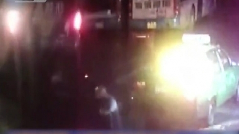 Pha biến mất đầy bất ngờ của xe bus vào hồ tử thần