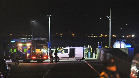 Ô tô lao xuống biển, gia đình 5 người tử vong