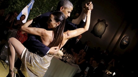 Video: Vợ chồng ông Obama hào hứng nhảy Tango ở Argentina 