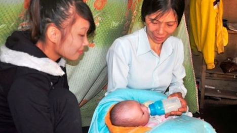 Vợ chồng nghèo được cô gái trẻ 'tặng' bé sơ sinh