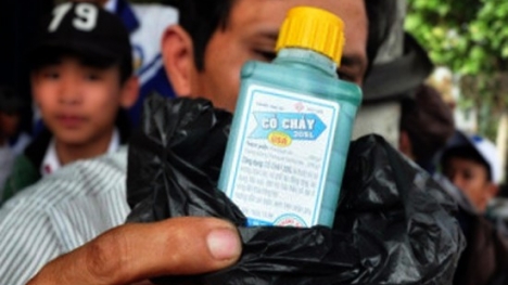 Bắt người phụ nữ hạ độc chồng bằng thuốc diệt cỏ