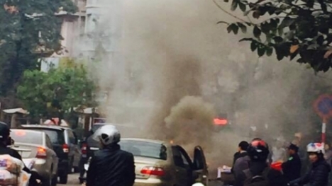 Hà Nội: Xế hộp bốc cháy dữ dội khi đang chạy trên đường