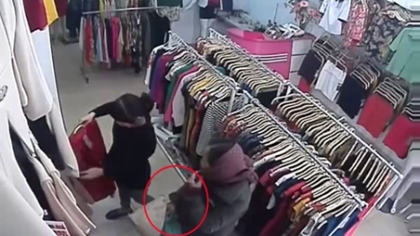 Video: Những 'nữ quái' trộm đồ 'cao tay' vẫn bị camera phát giác