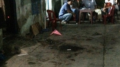 Côn đồ lao vào phòng trọ, đâm gục người đàn ông đang ngồi nhậu