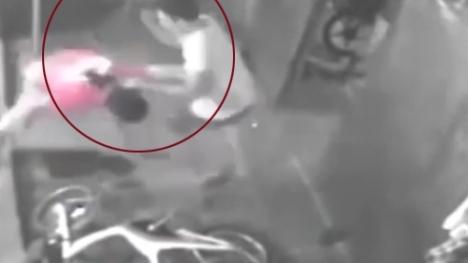 Video: Bị nhắc nhở tiểu bậy, thanh niên cầm dao tấn công chủ nhà