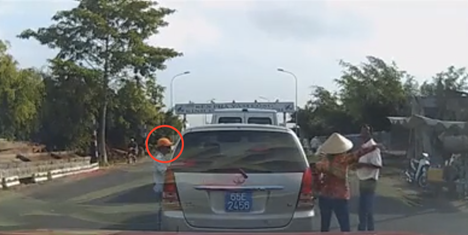 Nghi án nhóm người nước ngoài dàn cảnh, trộm 60 lượng vàng trong ôtô