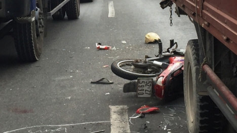 Đi xe máy trong làn ô tô, nam thanh niên bị cán tử vong