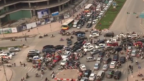 Dòng xe kẹt cứng tại ngã tư 'như ong vỡ tổ' vì không ai nhường ai