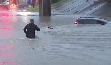 Phóng viên cứu người bị lũ cuốn khi đang phát sóng trực tiếp