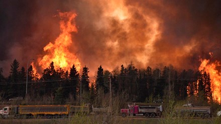 Cháy rừng vây trọn một thành phố Canada, 80.000 dân di dời