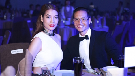 Trương Ngọc Ánh thân thiết bên Kim Lý 'mặc' Trần Bảo Sơn ngồi kế bên