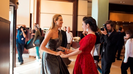 Lý Nhã Kỳ thu hút cả 'rừng' ống kính trên thảm đỏ LHP Cannes