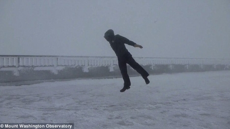 Người đàn ông bị thổi bay khi ngược gió 175km/giờ