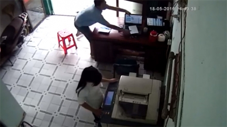 Video: Thanh niên vờ phô tô giấy tờ rồi cướp máy tính giữa ban ngày