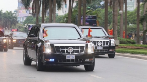 Video: Đoàn xe của Obama lao nhanh trên đường, tiến vào Phủ Chủ tịch