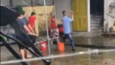 Video: Nhóm côn đồ chém gục chủ xe khách ngay trong bến ở Quảng Ninh