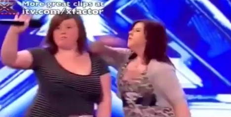 Thí sinh X-Factor đánh bạn diễn ngay trên sân khấu 