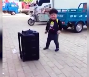 Clip cậu bé tóc xù nhảy hát trên phố