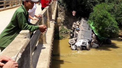Video: Mất lái, xe tải lao thẳng xuống lòng sông
